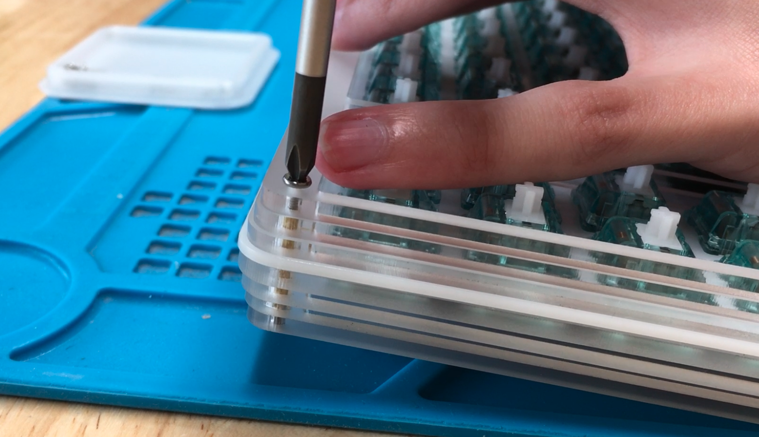 Screwing down top pieces